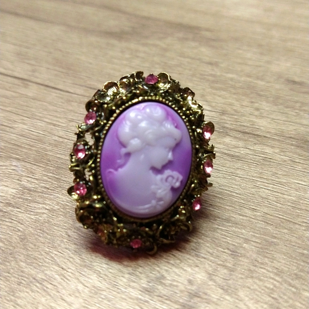 Purple Cameo Goldtone. Small Pink stones Surrounding. adjustable size..